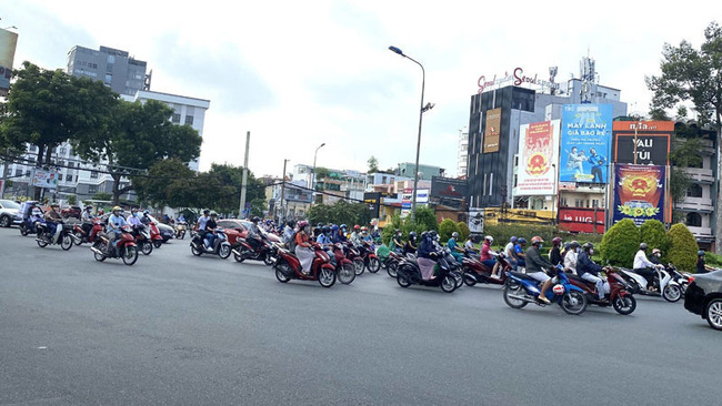 The Dan Chu roundabout in District 3 and District 10 is crowded with vehicles on the morning of October 1.