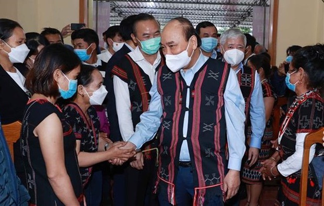 President Nguyen Xuan Phuc meets local residents in Ba commune, Dong Giang district of Quang Nam province. (Photo: VNA)