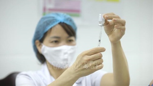 Hanoi plans to vaccinate more than 95 percent of children aged 12 - 17 against COVID-19 (Photo: VNA)