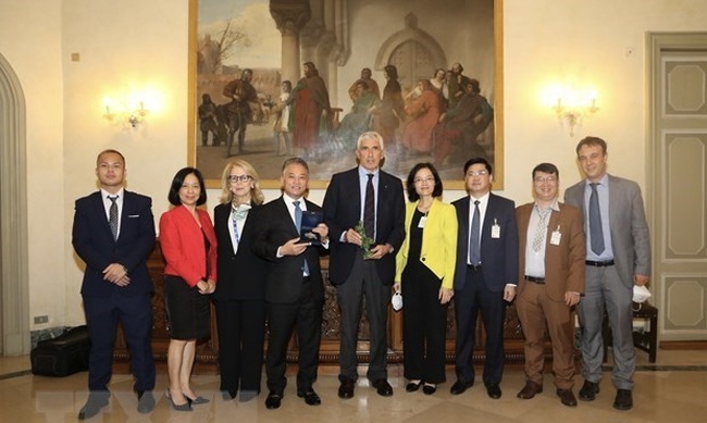 The Vietnamese delegates pose for a group photo with President of the Italian Parliamentarians’ Group at IPU and Honorary President of the IPU Pier Ferdinando Casini. (Photo: VNA)