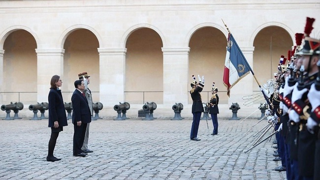 Welcome ceremony for PM Pham Minh Chinh in Paris. (Photo: VNA)