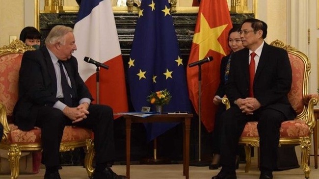 Vietnamese Prime Minister Pham Minh Chinh (R) and President of the French Senate Gerard Larcher (Photo: VGP)