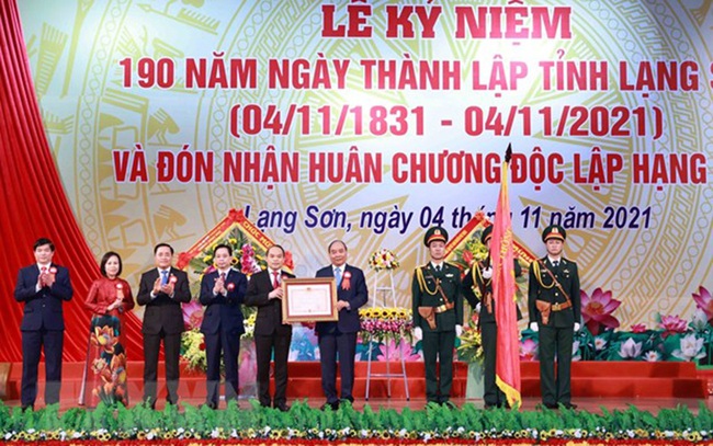 President Nguyen Xuan Phuc presents the first-class Independence Order to the Party organisation, administration, and people of Lang Son. (Photo: VNA)