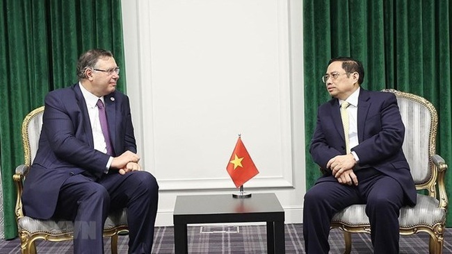 PM Pham Minh Chinh (right) meets with Chairman/CEO of TotalEnergies Patrick Pouyanne. (Photo: VNA)