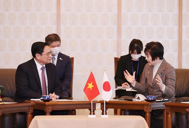 Prime Minister Pham Minh Chinh (left) meets Japanese President of the House of Councillors Santo Akiko on November 24 in Tokyo. (Photo: VNA)