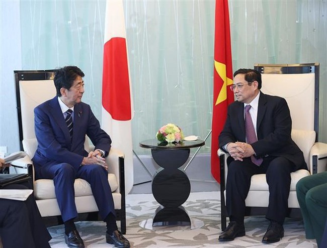 Prime Minister Pham Minh Chinh (right) on November 24 receives former Prime Minister of Japan Abe Shinzo, who is also former President of the Liberal Democratic Party (LDP), as part of the former’s official visit to Japan . (Photo: VNA)