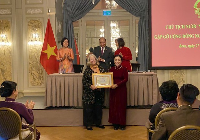 VUFO President Nguyen Phuong Nga presents the insignia to SVFA Chairwoman Anjuska Weil (L). (Photo: VNA)
