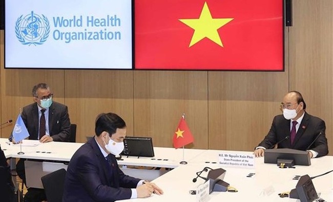 President Nguyen Xuan Phuc (right) has a meeting with WHO Director-General Tedros Adhanom Ghegreyesus (left) at WHO Headquarters in Geneva, Switzerland, on November 28. (Photo: VNA)