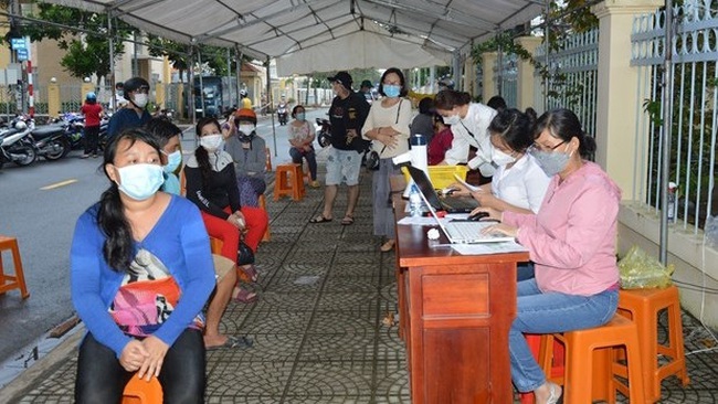 People wait for their turn to get COVID-19 vaccine shots in Dong Thap province (Photo: VNA)