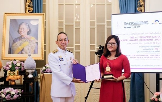 Thai Ambassador to Vietnam Nikorndej Balankura presents the award to Ha Anh Phuong (Photo: VNA)
