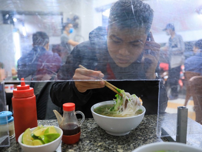 Many restaurants and cafés in Hanoi begin to offer indoor services following the city government’s approval. (Photo: Duy Linh)
