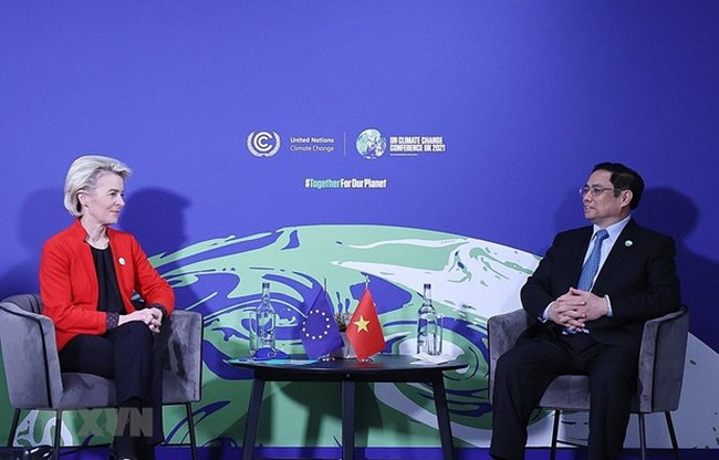 Prime Minister Pham Minh Chinh (R) meets with President of the European Commission (EC) Ursula von der Leyen during his trip to the UK for COP 26. (Photo: VNA)