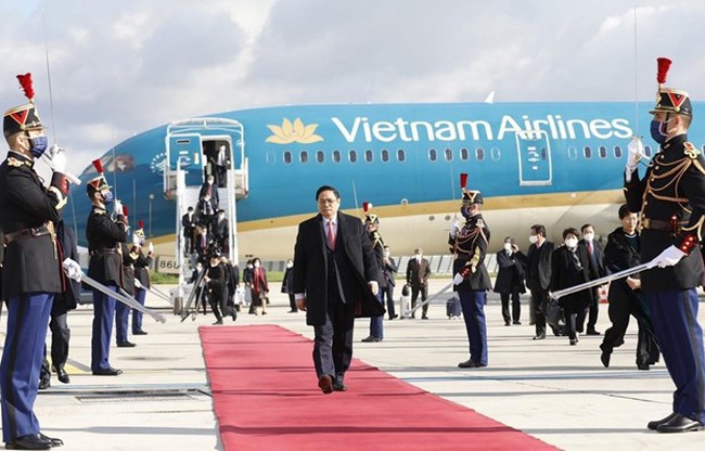 Prime Minister Pham Minh Chinh arrived at Orly airport in Paris, France, on November 3 afternoon. (Photo: VNA)