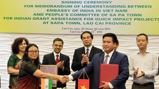 The signing ceremony of an MOU between the Embassy of India and the Lao Cai provincial authorities for a project aimed at the construction of classrooms for Trung Chai Kindergarten in Sa Pa.