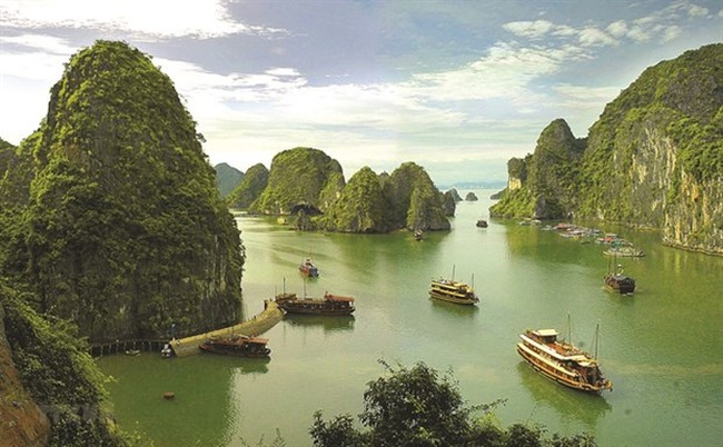 Ha Long Bay is a famous UNESCO World Heritage site featuring thousands of beautiful limestone karsts. (Photo: VNA)