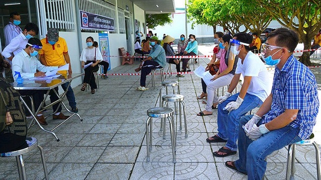 Mobile medical staff in Ca Mau province working at a vaccination site in Ca Mau city (Photo: NDO/Huu Tung)