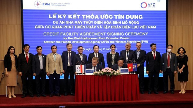 The loan agreement signing ceremony in Hanoi on November 10 (Photo: VNA)