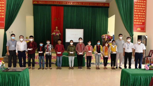 The ceremony to present smartphones to poor students in Nghe An Province
