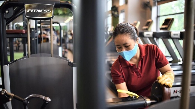 Indoor sports facilities must disinfect equipment and the environment every day. (Photo: NDO/Minh Duy)