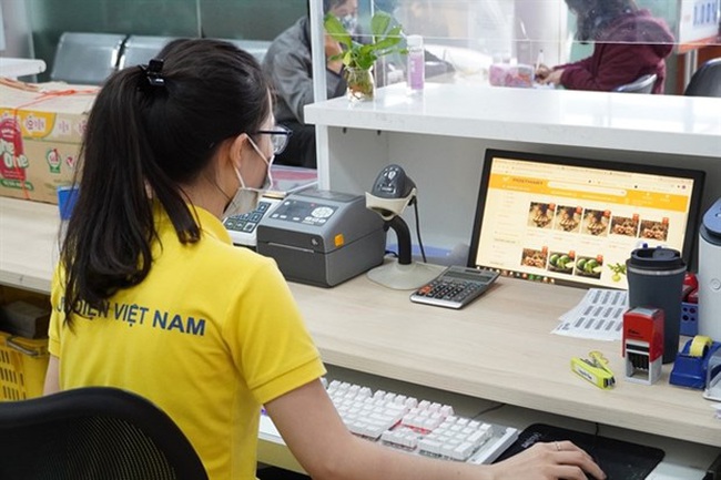 A staff member of Postmart (Vietnam Post) - a completely Make-in-Vietnam e-commerce platform (Photo courtesy of Vietnam Post)