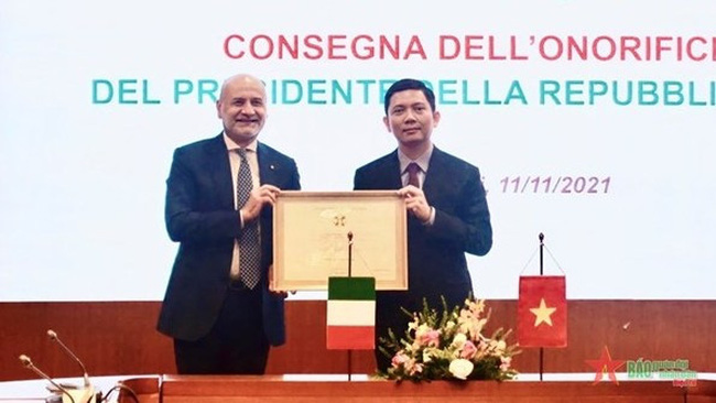 Associate Professor Dr. Bui Nhat Quang, President of the Vietnam Academy of Social Sciences (R), receives the Order of the Star of Italy (Ordine della Stella d’Italia) bestowed by the Italian President from Italian Ambassador to Vietnam AntonioAlessandro. (Photo: qdnd.vn)