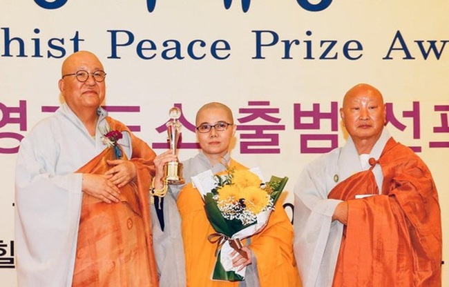 Vietnamese Buddhist nun Thich Nu Gioi Tanh (centre) at the ceremony (Photo: VNA)