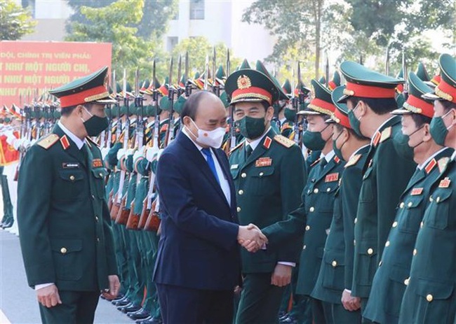President Nguyen Xuan Phuc pays a working visit to the Political Officers College of the Ministry of National Defence on December 19 (Photo: VNA)