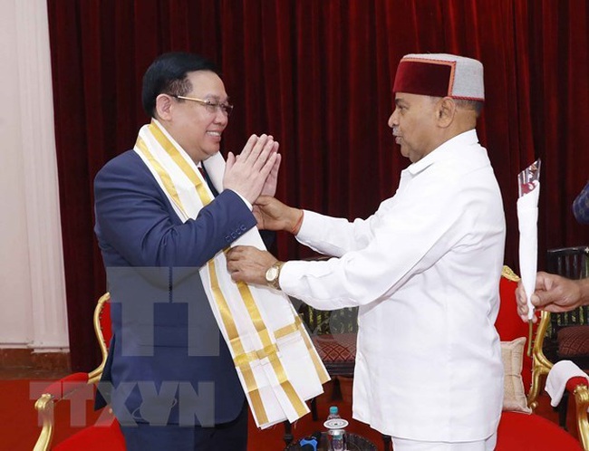 Governor of Karnataka State Thawar Chand Gehlot (R) presents a scarf to National Assembly Chairman Vuong Dinh Hue (Photo: VNA)