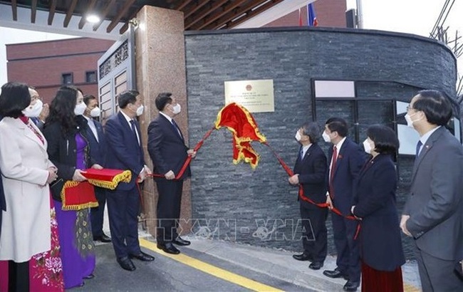 National Assembly Chairman Vuong Dinh Hue on December 14 attended a ceremony to put up the nameplate of the new headquarters of the Vietnamese Embassy in Seoul. (Photo: VNA)