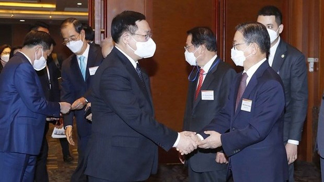 National Assembly Chairman Vuong Dinh Hue (L) meets with leaders of RoK groups (Photo: VNA)