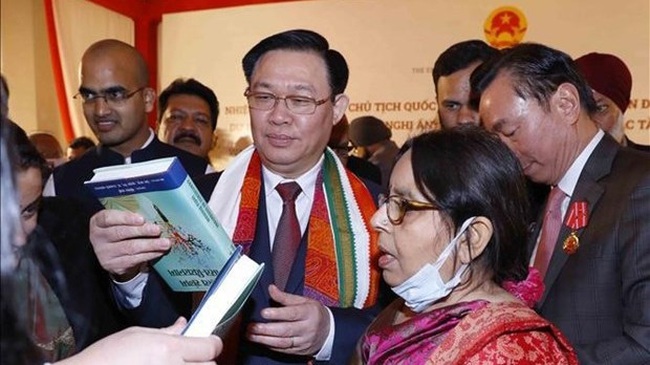 Delegates present books to NA Chairman Vuong Dinh Hue (Photo: VNA)