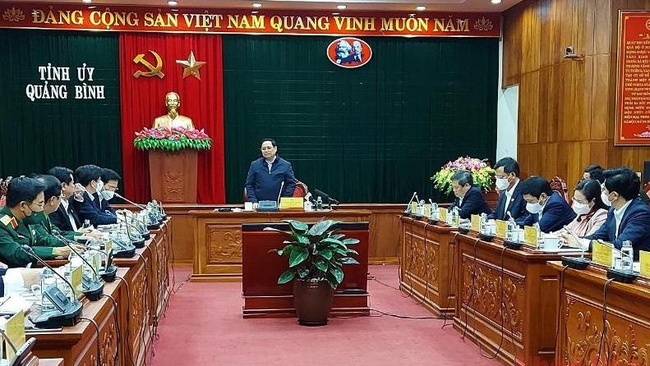 Prime Minister Pham Minh Chinh at the meeting with Quang Binh leaders