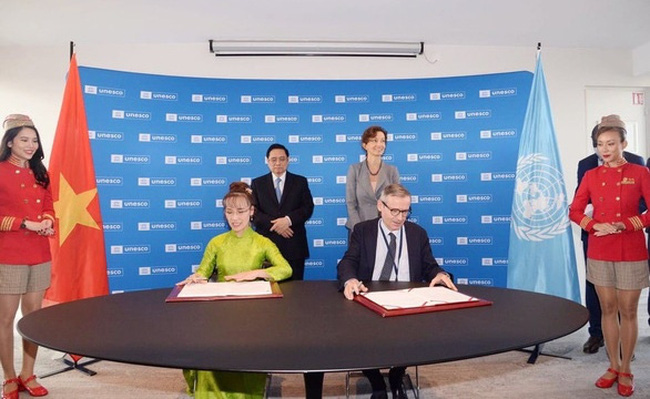 The signing ceremony is witnessed by Vietnamese Prime Minister Pham Minh Chinh and the Director-General of UNESCO Audrey Azoulay.