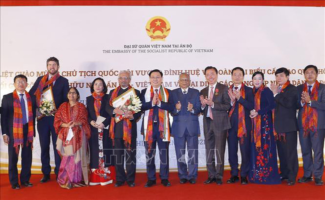 NA Chairman Vuong Dinh Hue (6th from left) at the meeting with representatives of India-Vietnam friendship associations, New Delhi, December 17, 2021. (Photo: VNA)