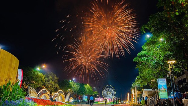 A firework display in Hanoi on New Year's Eve. (Photo: VNA)