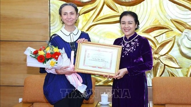 VUFO President Ambassador Nguyen Phuong Nga (R) presents the insignia to outgoing Mexican Ambassador to Vietnam Sara Valdes Bolano at the ceremony. (Photo: VNA)