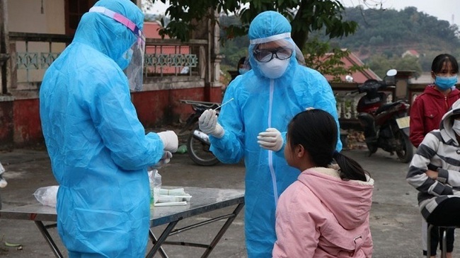 Taking samples for COVID-19 tests in Chi Linh city. (Photo: VNA)