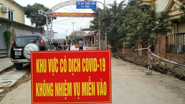 A red banner says no entry without permission placed in Dong Trieu's Binh Duong commune (Photo: VNA)