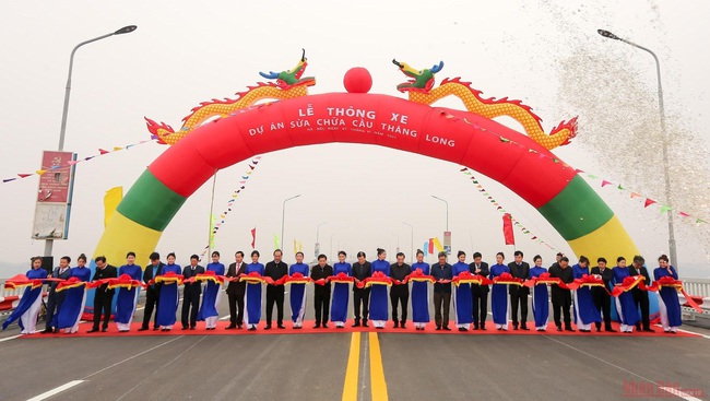 Deputy PM Trinh Dinh Dung and other delegates cut the ribbon to inaugurate Thang Long Bridge. (Photo: NDO)