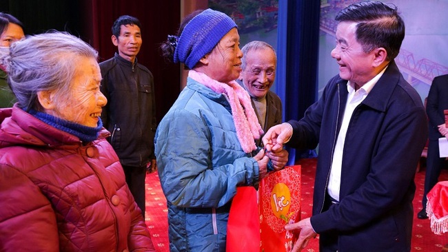 Chairman of the Party Central Committee’ Commission for Inspection Tran Cam Tu presents Tet gifts to policy beneficiaries and poor households in Ha Tinh Province, January 20, 2021. (Photo: baohatinh.vn)