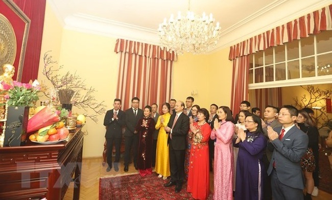 Vietnamese expats in Austria offer incense to President Ho Chi Minh. (Photo: VNA)