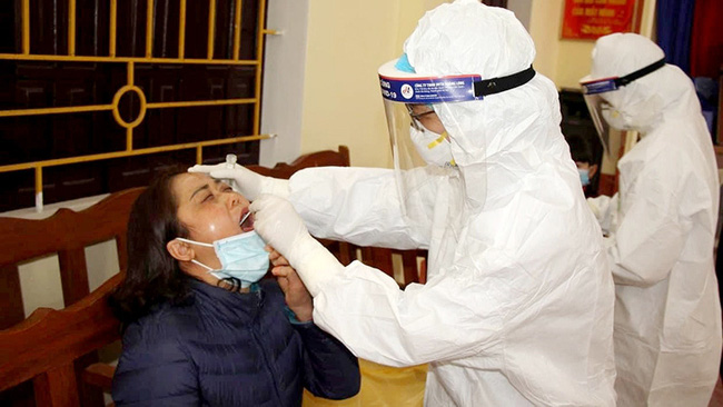 Health officials collect samples for COVID-19 testing in Hai Duong province. (Photo: NDO)