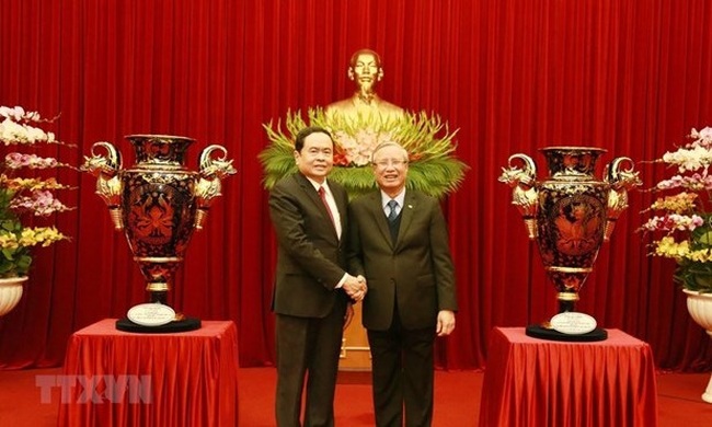 President of the VFF Central Committee Tran Thanh Man (left) handed over the cups to Tran Quoc Vuong, politburo member, permanent member of the Party Central Committee’s Secretariat and head of the organisation sub-committee of the 13th National Party Congress.