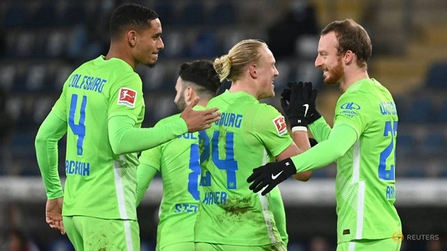 Wolfsburg's Maximilian Arnold celebrates scoring their third goal with teammates. (Reuters)