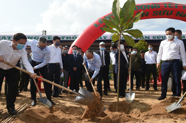 PM Nguyen Xuan Phuc and other delegates planting trees in Phu Yen. (Photo: VGP)