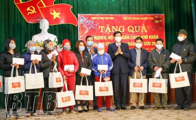 The Fatherland Front Committee of Thai Binh Province, in coordination with the provincial businesses' association, presents Tet gifts to needy households in Dong Hai Commune, Quynh Phu District.
