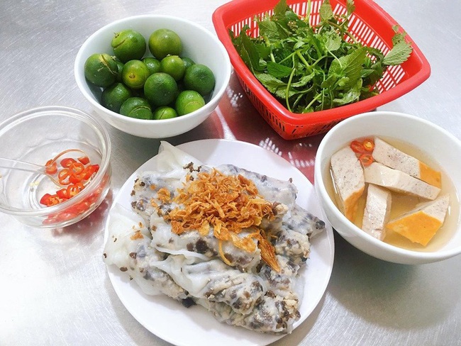 An order of banh cuon with roasted cinnamn pork sausages. Photo: Thuy An