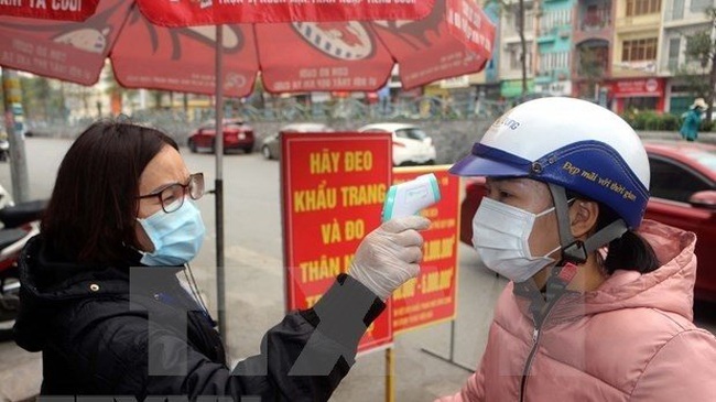 Temperature check at the entrance of Cot 3 Wet Market in Ha Long city, the northern province of Quang Ninh, one of the two new COVID-19 hotspots in Vietnam. (Photo: VNA)