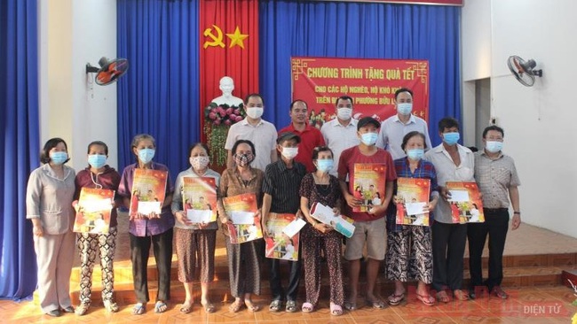 The Nhan Dan Newspaper representative office in Dong Nai presents Tet gifts to people in Buu Long ward, Bien Hoa city, Dong Nai province.