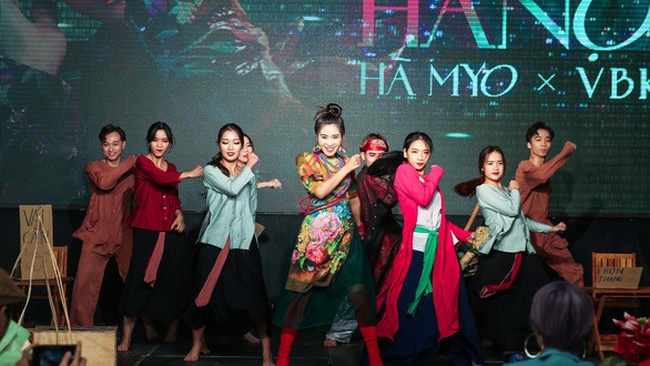 The song “Xam Hanoi” by Ha Myo has surprised audiences. (Photo: tuoitre.vn)